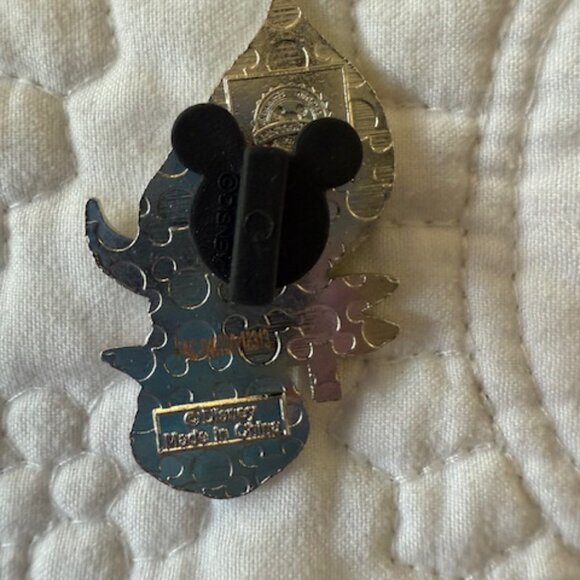 Disney Its A Small World 2019 Box Collection Dutch Girl Vaarwel Good Bye Pin - Picture 2 of 2